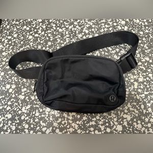 LULULEMON EVERYWHERE BELT BAG *1L BLACK